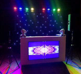 Speciale DJ Booth voor uw Kerst Bedrijfsfeest